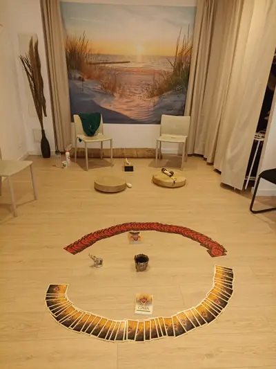 Une salle d'atelier de constellations familiales : chaises, tambours et cartes disposées en cercle au sol